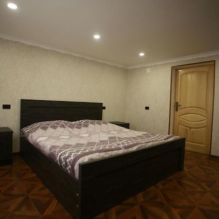 Guest House Nikola Sugdidi Eksteriør billede